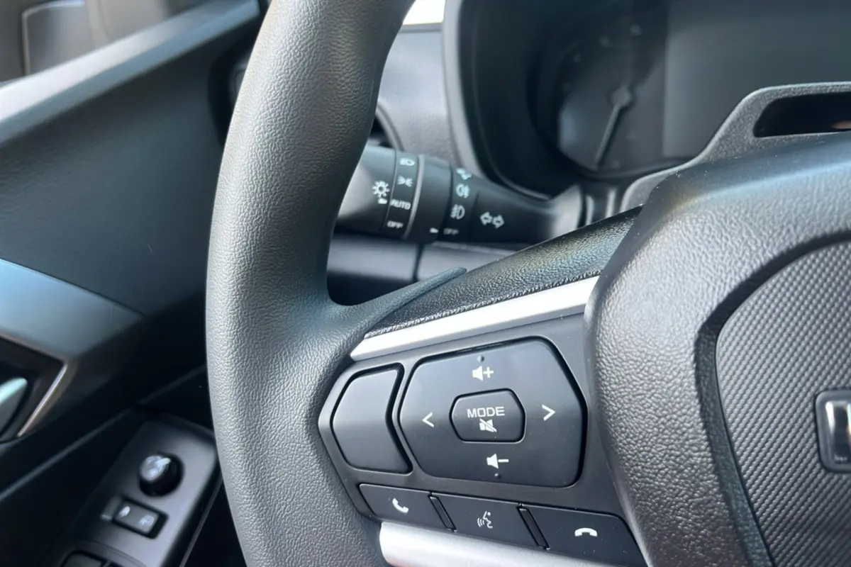 Gros plan sur le volant multifonctions noir de l'Isuzu D-MAX 2026 avec commandes audio et téléphone intégrées.
