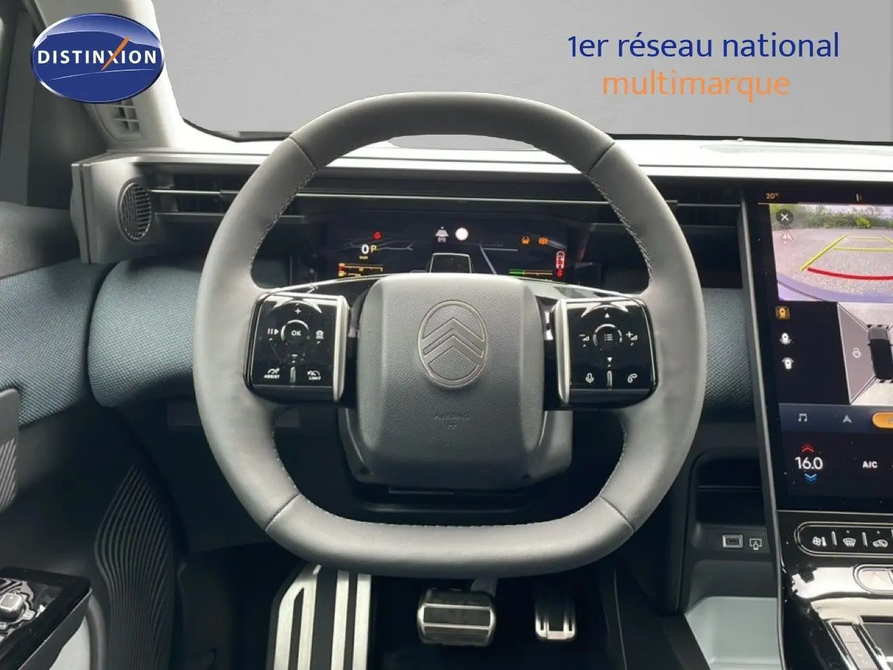 Vue rapprochée du volant noir de la Citroën C5 Aircross 2026 avec tableau de bord digital et écran tactile visible à droite.