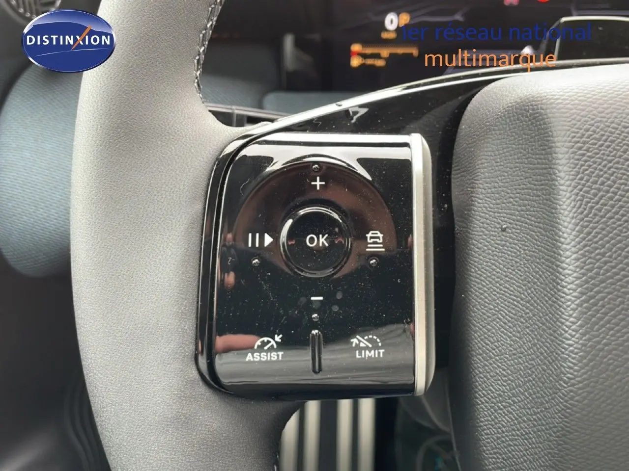 Gros plan sur les commandes noires du volant côté gauche du Citroën C5 Aircross 1.2 Hybrid 2026, avec boutons multifonctions.