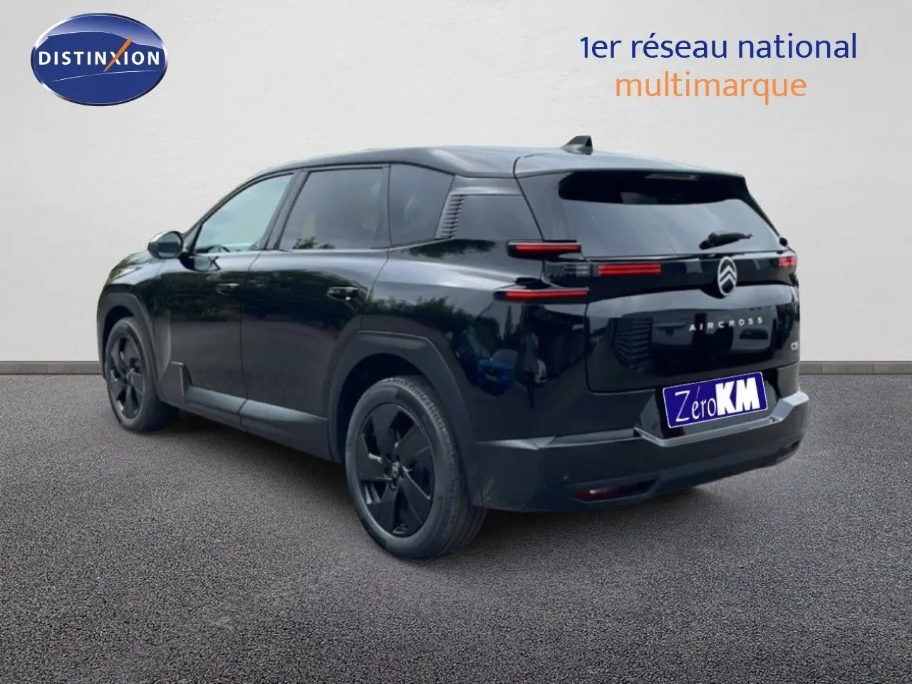 Vue 3/4 arrière droite d'un Citroën C5 Aircross noir Perla Nera métallisé avec jantes noires et feux arrière LED horizontaux.