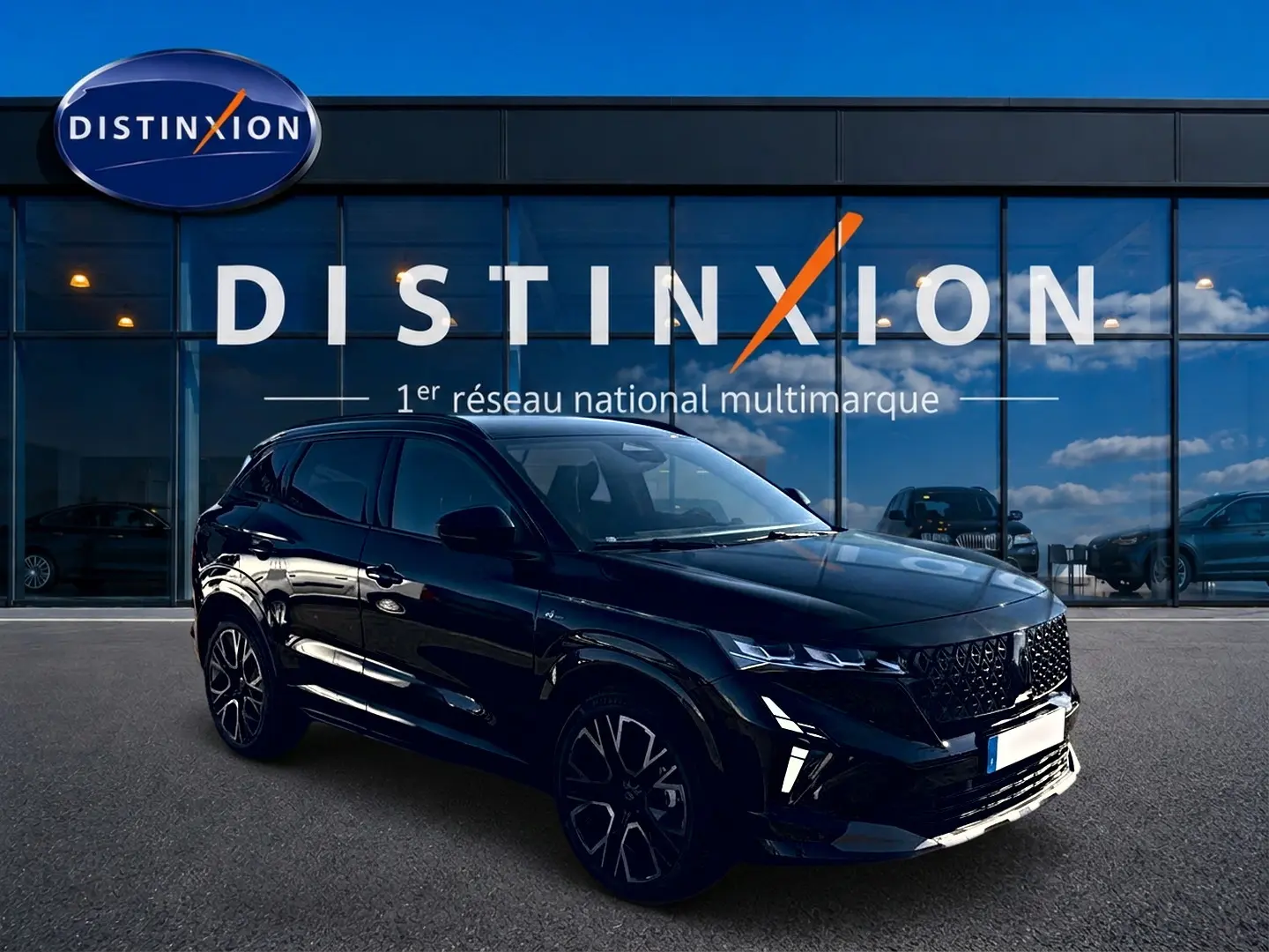 Vue 3/4 avant droite du Renault Austral noir brillant avec jantes alu et calandre distinctive esprit Alpine.