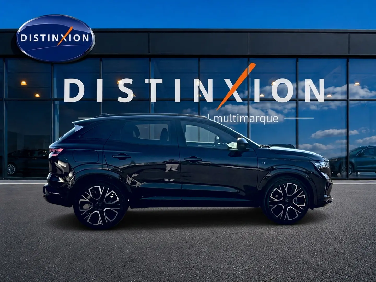 Profil droit du Renault Austral noir 2026 esprit Alpine, avec jantes alu distinctives et toit surélevé.