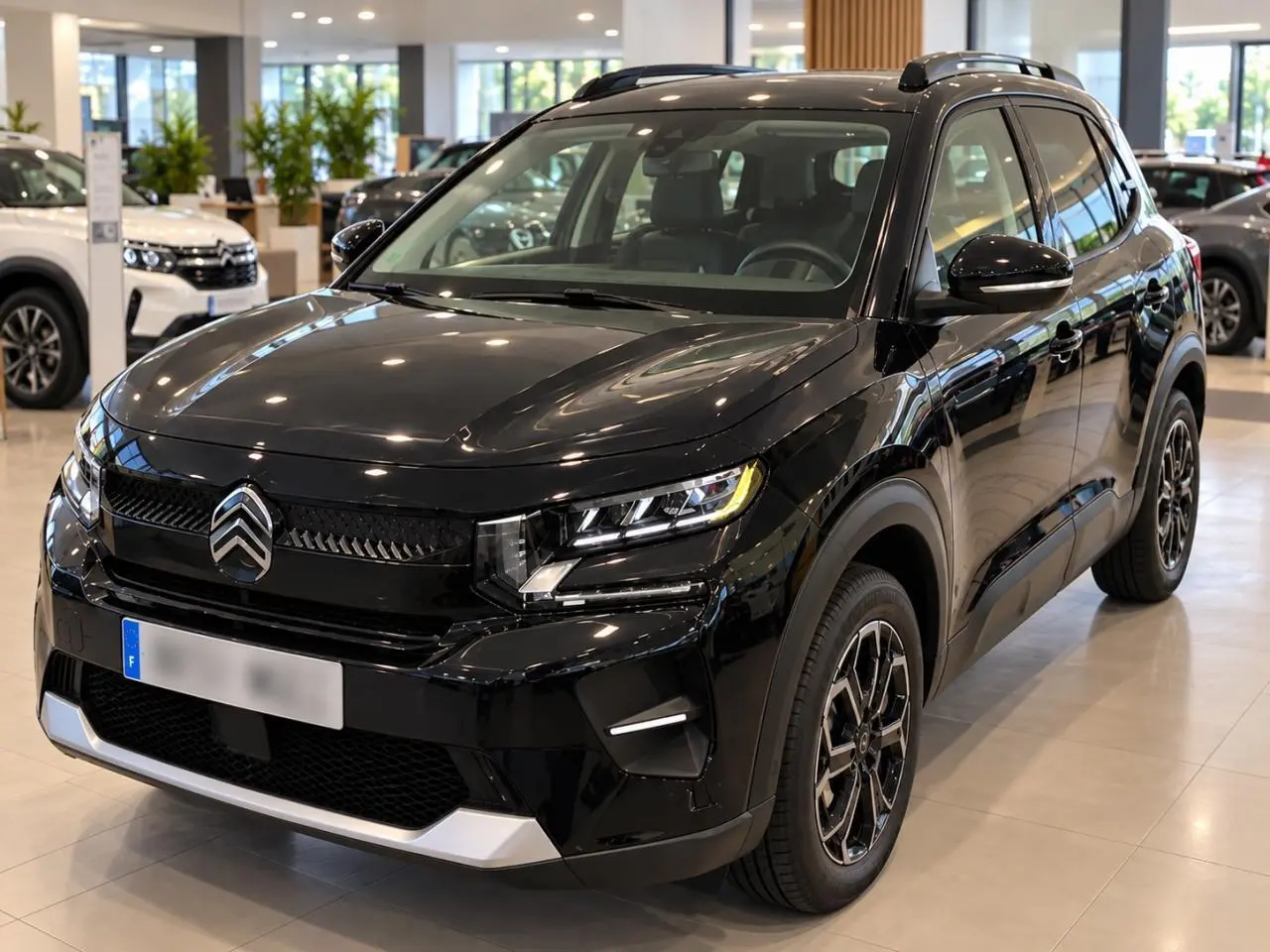 Citroën C3 ë-113 Berline Max noir métal en 3/4 avant droit, avec jantes alliage et détails noirs brillants.