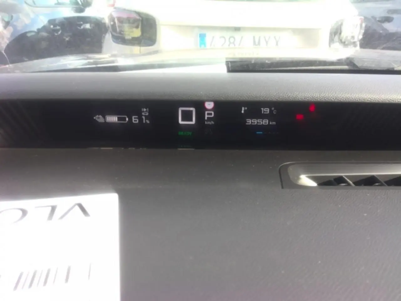 Tableau de bord numérique de la Citroën ë-C3 113 BERLINE Max noir métal, affichant batterie à 61% et 3958 km.