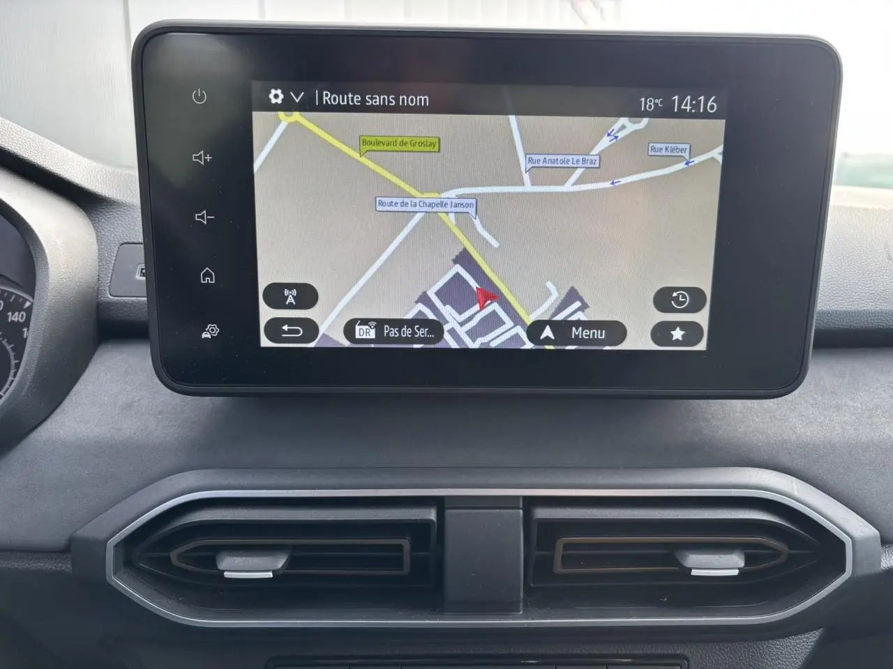 Écran tactile 8 pouces du système de navigation Media NAV dans l'habitacle du Dacia Sandero Stepway Bleu Iron 2025.