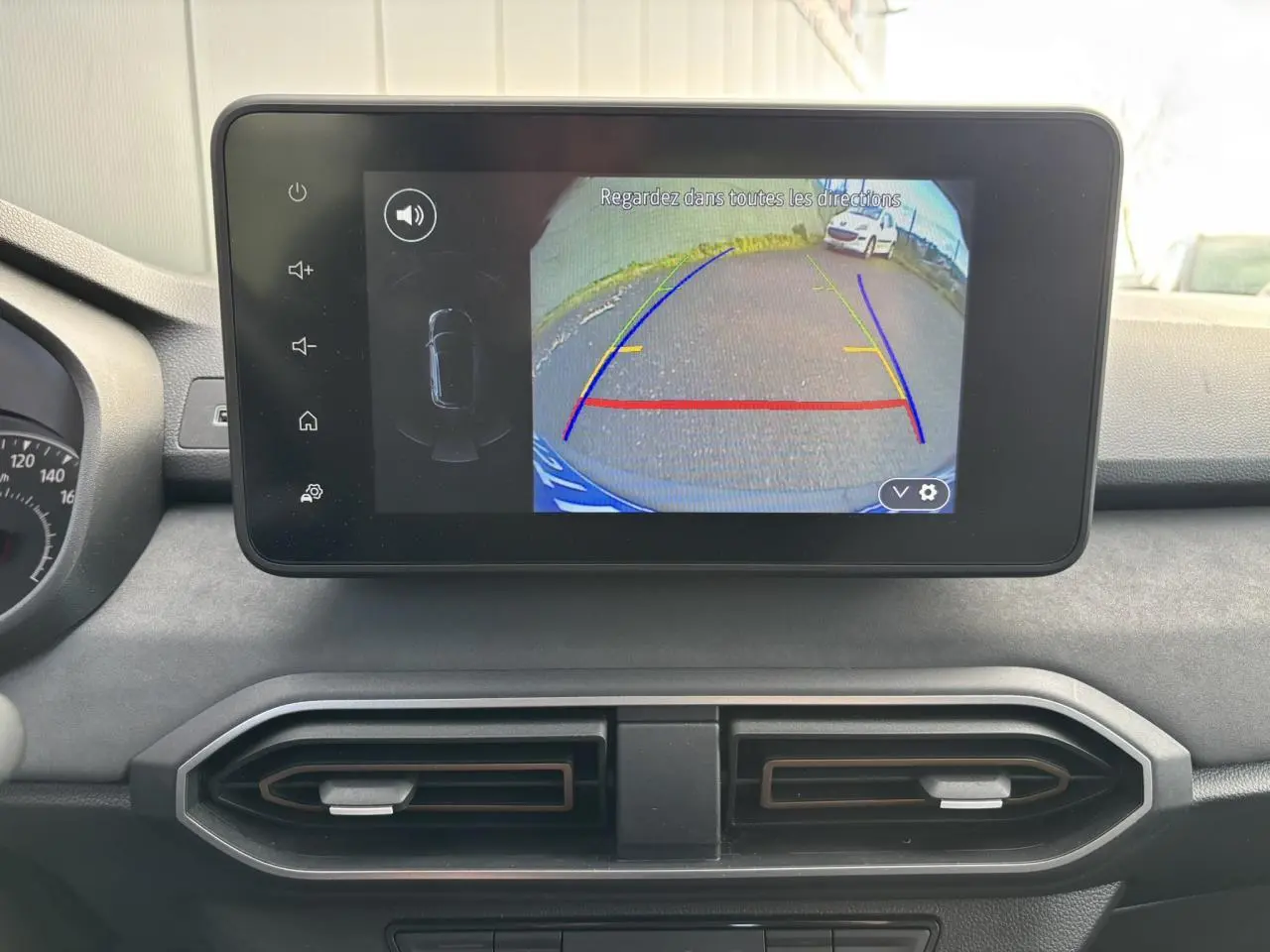 Écran tactile 8 pouces montrant la caméra de recul dans l'habitacle du Dacia Sandero Stepway Bleu Iron.