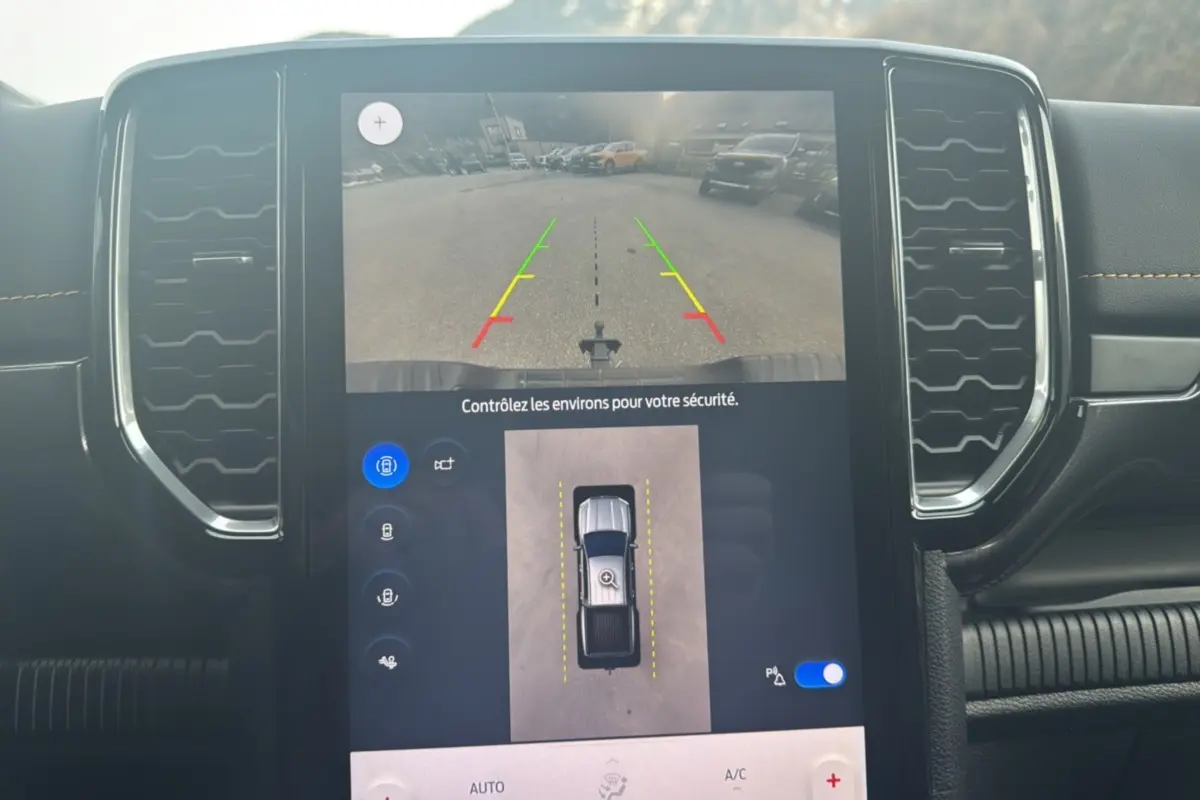 Écran central du Ford Ranger Wildtrak 2025 montrant la caméra de recul et la vue 360° en stationnement.