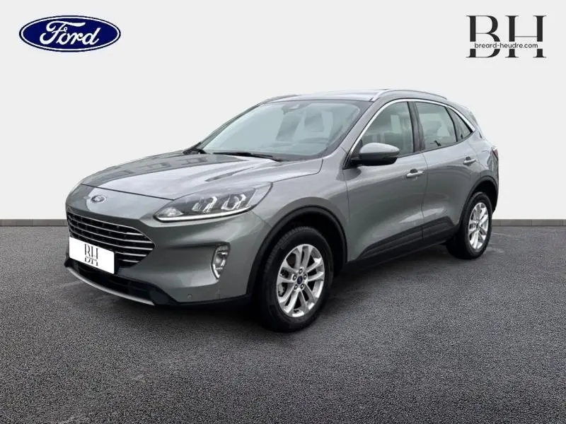 Ford Kuga gris Solar métallisé en vue 3/4 avant droit, mettant en valeur ses lignes fluides et jantes alu.