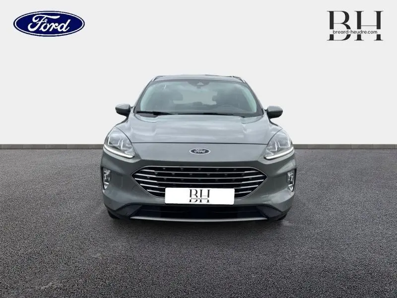 Vue avant frontale du Ford Kuga 2023 gris Solar métallisé avec calandre large et phares LED distinctifs.