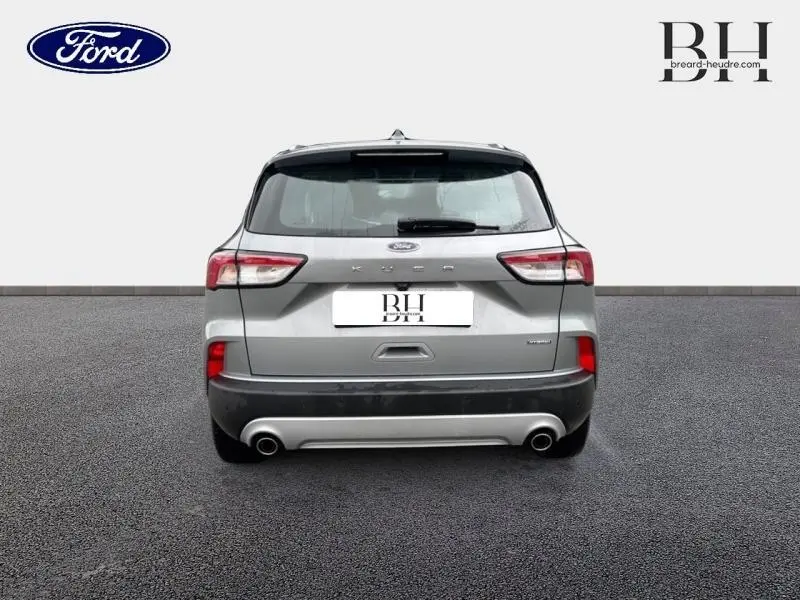 Vue arrière d'un Ford Kuga gris Solar métallisé 2023 avec double sortie d'échappement et feux arrière LED.