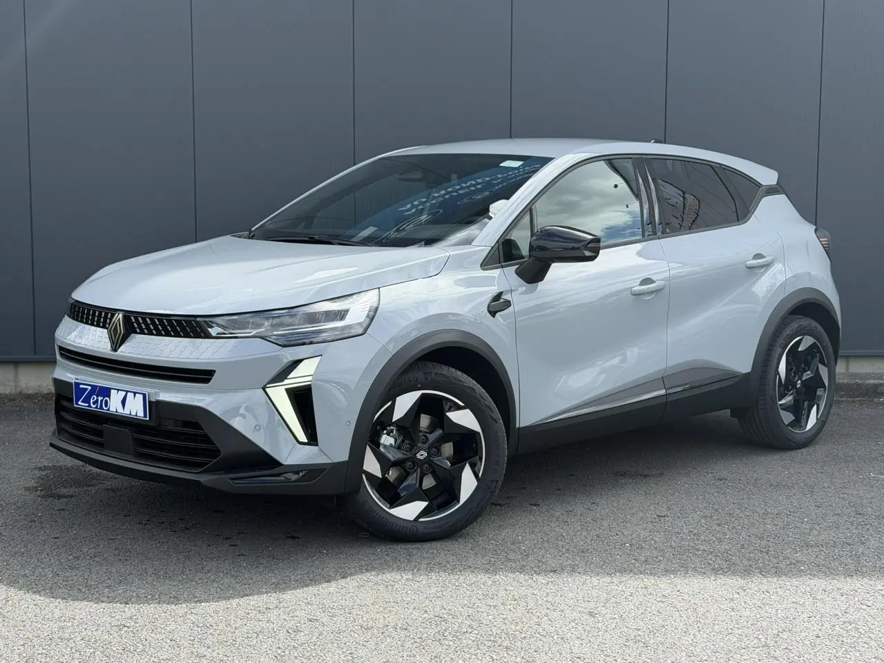 Renault Captur 2026 gris Rafale en 3/4 avant droit, avec jantes noires et détails noirs brillants.