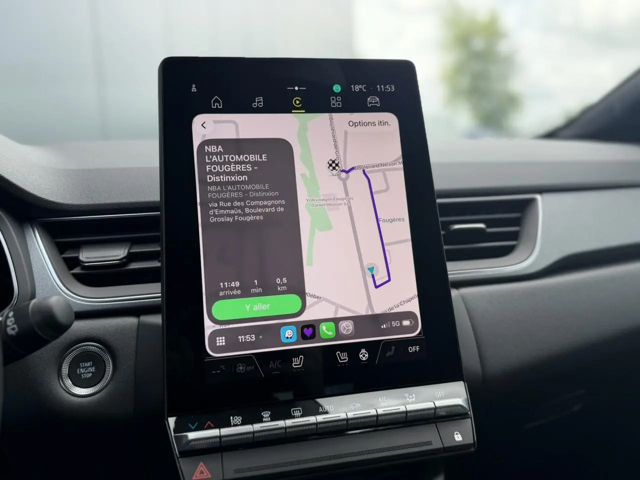 Intérieur du Renault Captur 2026, vue centrale sur l’écran tactile de navigation avec commandes climatisation en dessous.