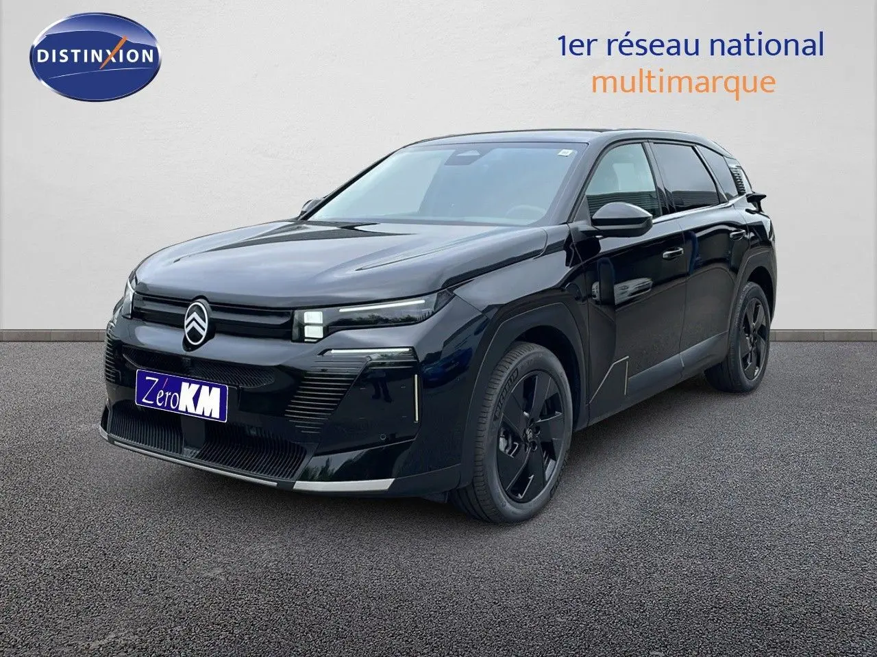 Citroën C5 Aircross noir Perla Nera vue 3/4 avant droit, avec jantes noires et signature lumineuse LED distinctive.