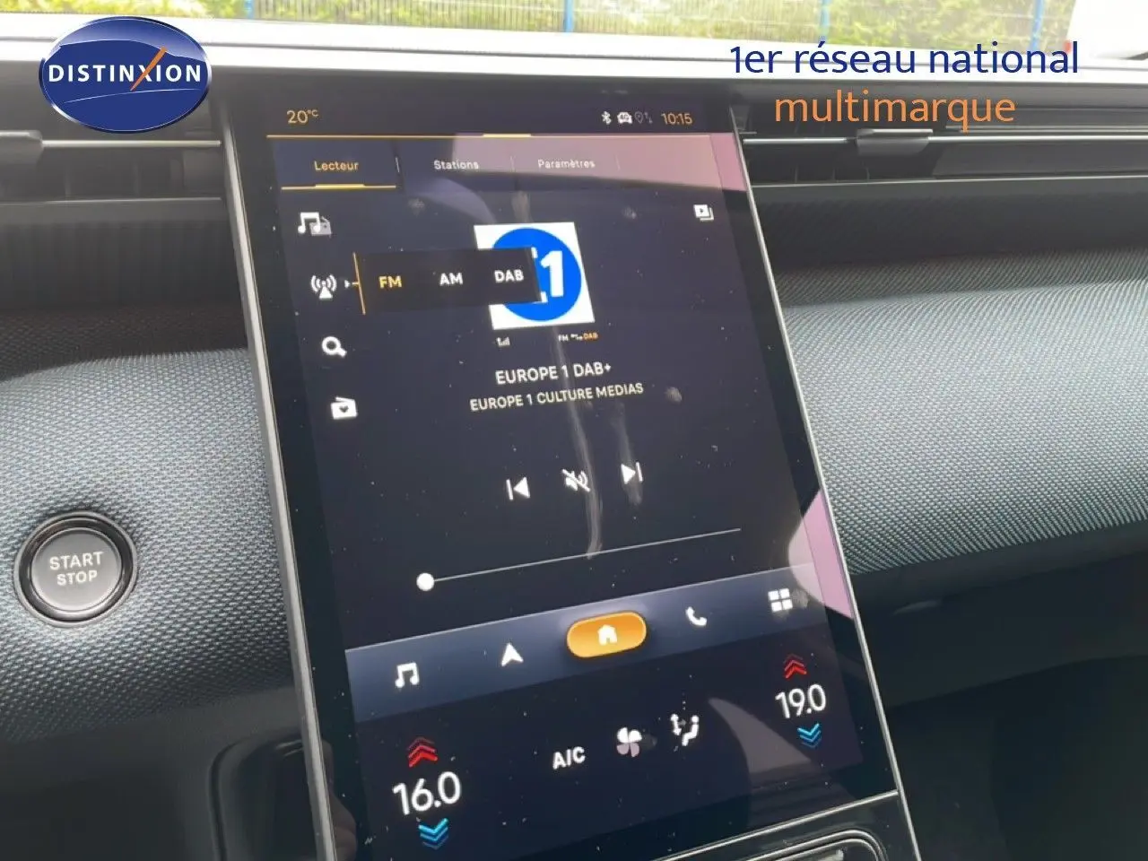Vue rapprochée de l’écran tactile central du tableau de bord du Citroën C5 Aircross noir, affichant la radio et la climatisation.