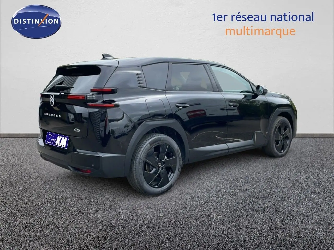 Vue 3/4 arrière droite du Citroën C5 Aircross noir Perla Nera métallisé avec jantes noires et feux arrière LED.