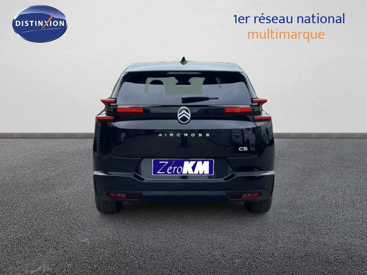 Vue arrière d'un Citroën C5 Aircross noir Perla Nera métallisé, avec feux arrière LED horizontaux et logo central distinctif.