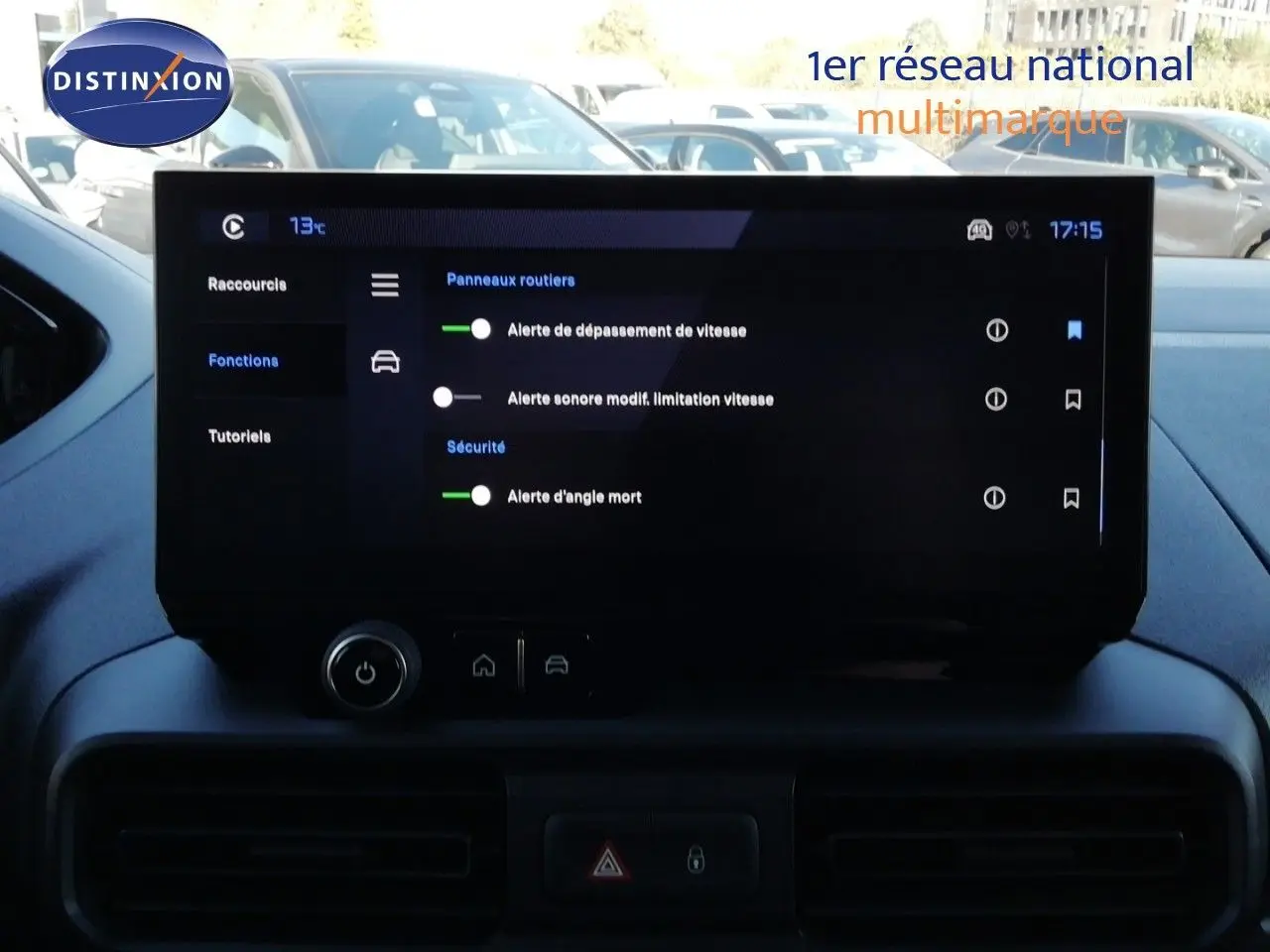 Vue intérieure du tableau de bord du Peugeot Partner 2026, écran tactile affichant les alertes de sécurité.