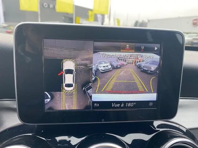Écran de la Mercedes Classe C 250D 2018 montrant la caméra de recul avec vue à 180° et aide au stationnement.