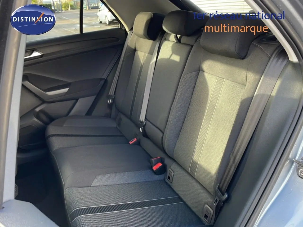 Vue intérieure des sièges arrière en tissu noir du Volkswagen T-Roc 2025, côté droit avec ceinture de sécurité visible.