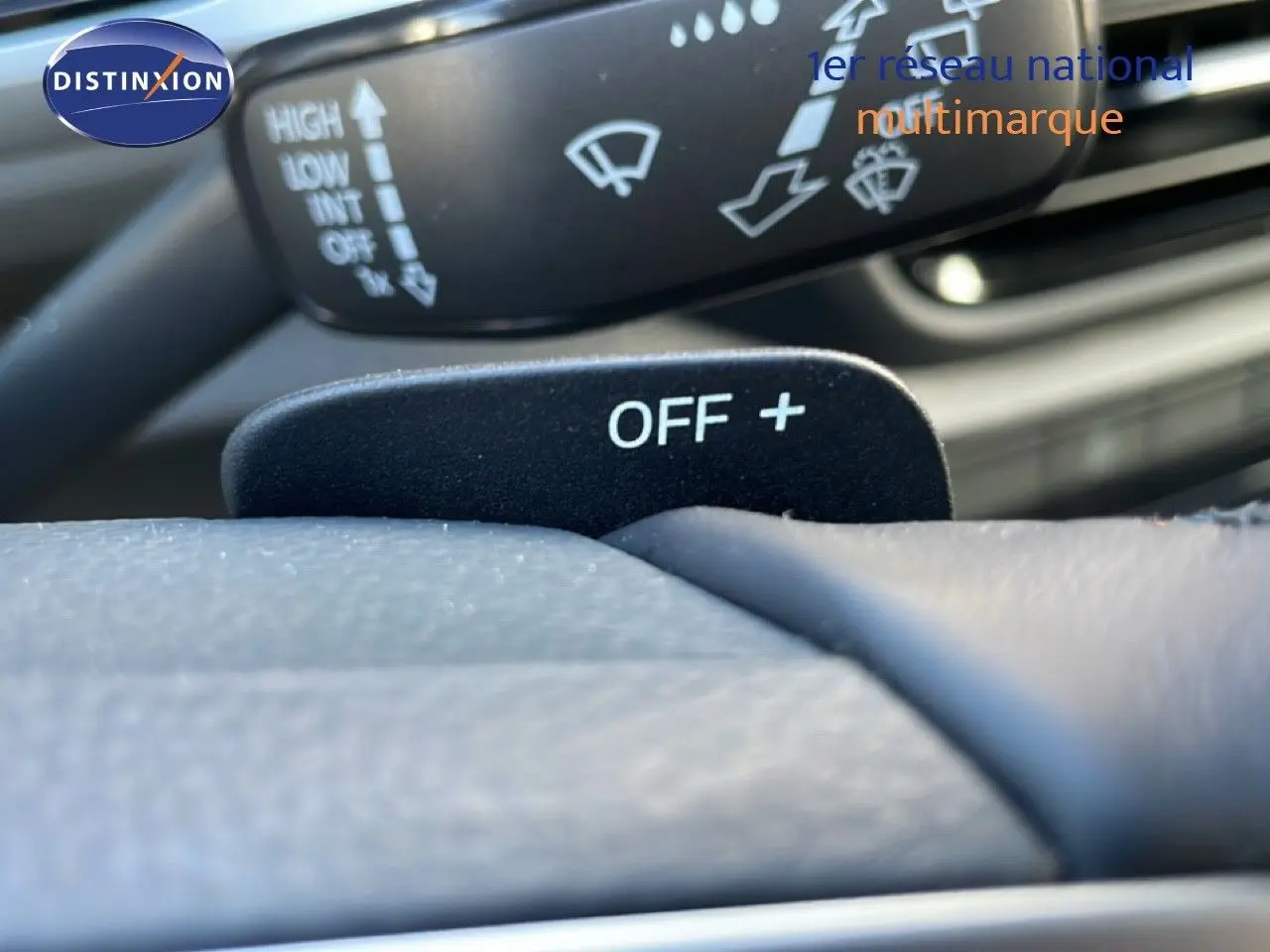 Détail du commodo et palette de commande au volant dans l’habitacle du Volkswagen T-Roc gris pyrite 2025.