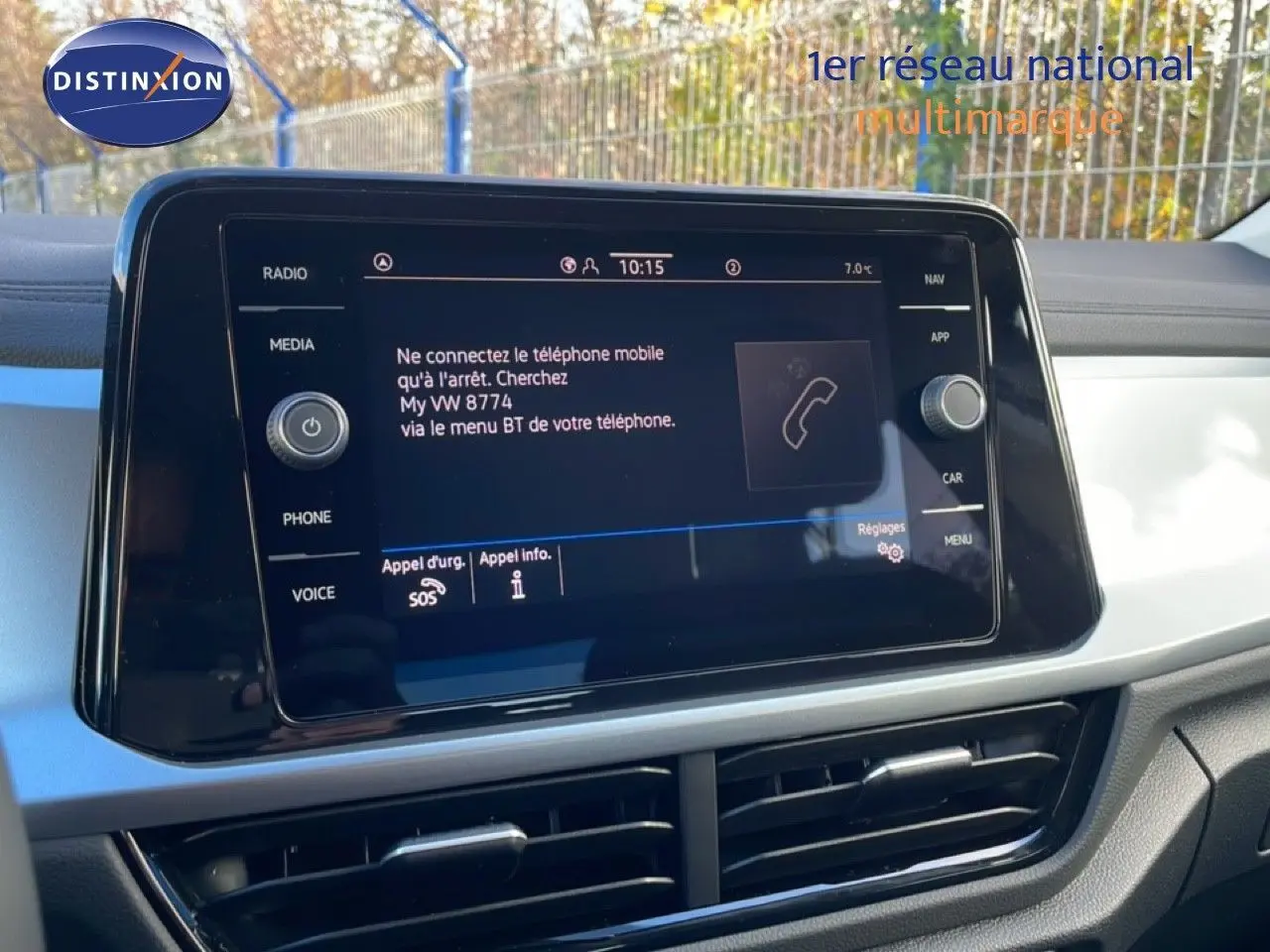 Vue rapprochée de l’écran tactile central du Volkswagen T-Roc gris pyrite, affichant le menu Bluetooth et commandes multimédia.