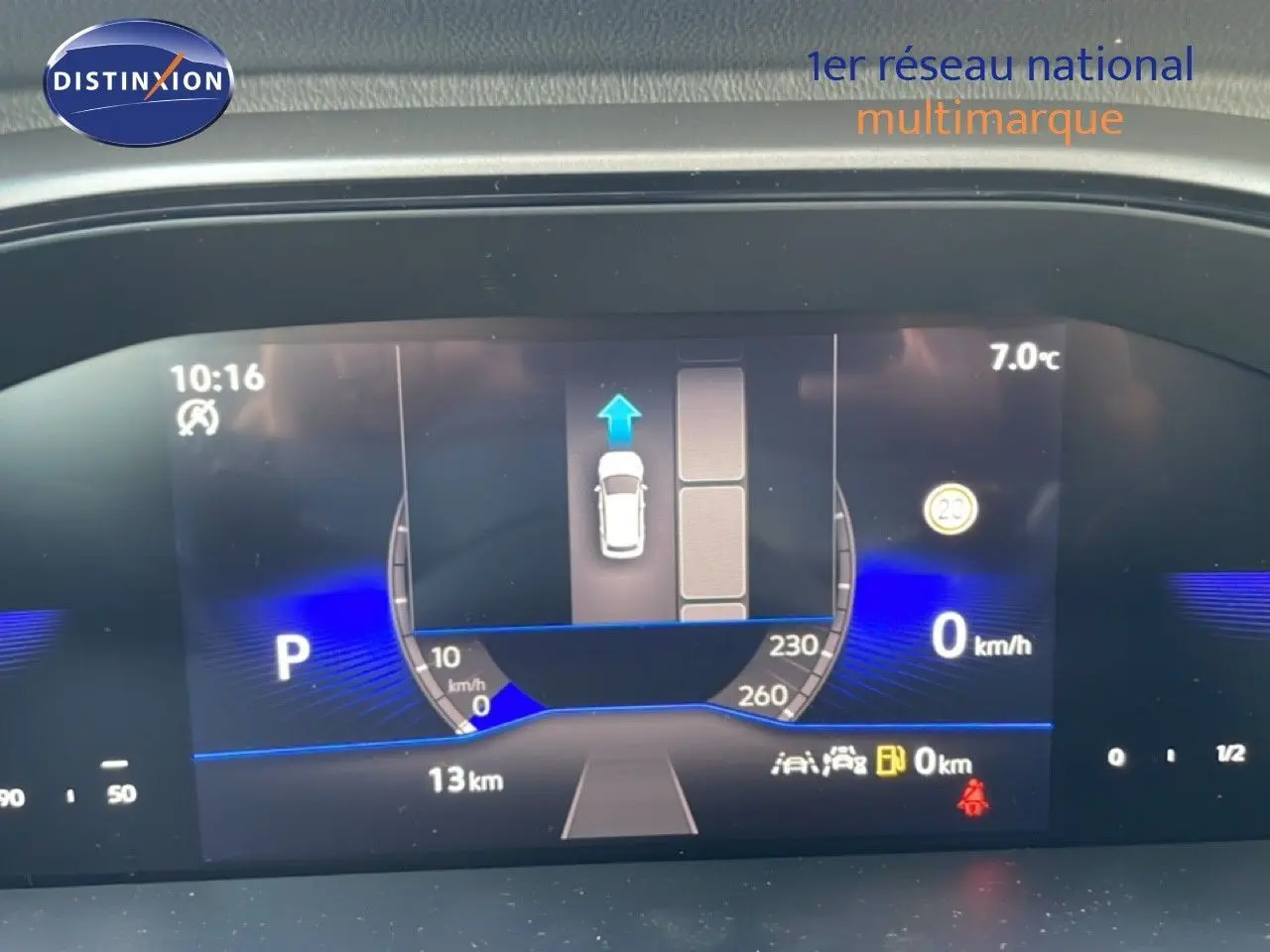 Tableau de bord numérique du Volkswagen T-Roc 2025 affichant la vitesse, la température et l’aide au stationnement.