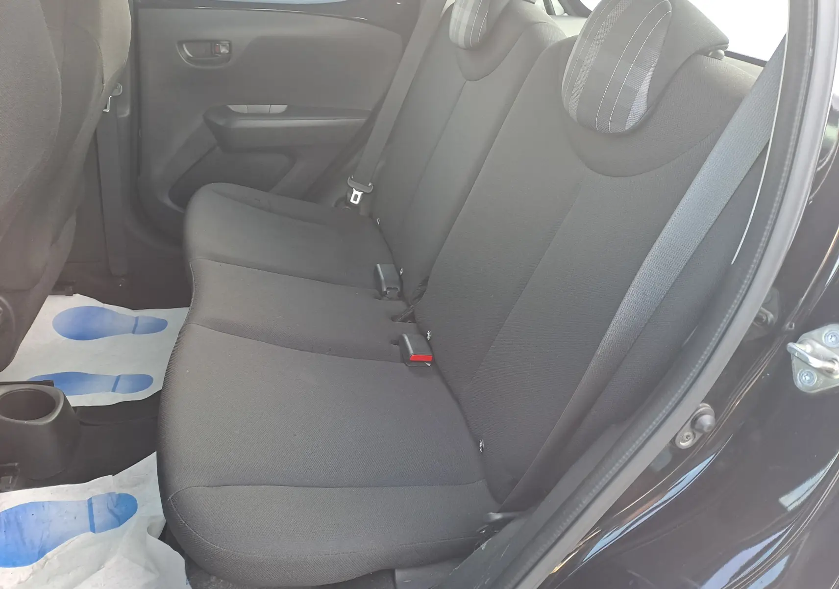 Vue intérieure côté droit sur la banquette arrière noire en tissu de la Peugeot 108 Active 2020 à 5 portes.