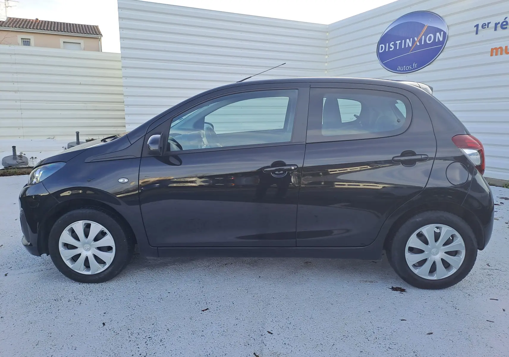 Profil côté gauche d'une Peugeot 108 noire 5 portes de 2020, compacte et élégante sur fond clair extérieur.