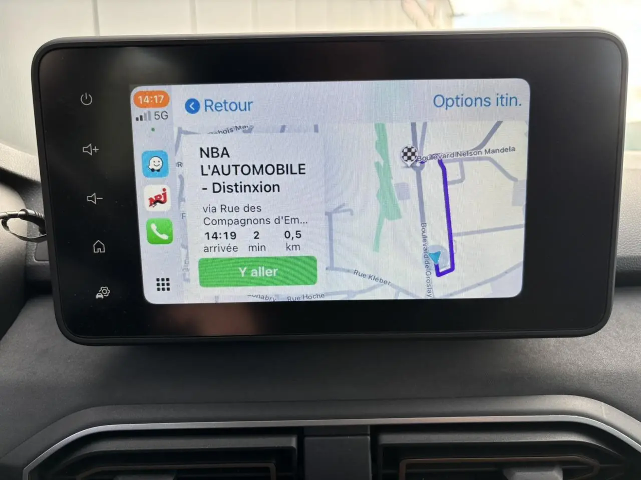 Écran tactile 8 pouces du système Media NAV affichant une navigation GPS dans l'habitacle du Dacia Sandero Stepway Bleu Iron.