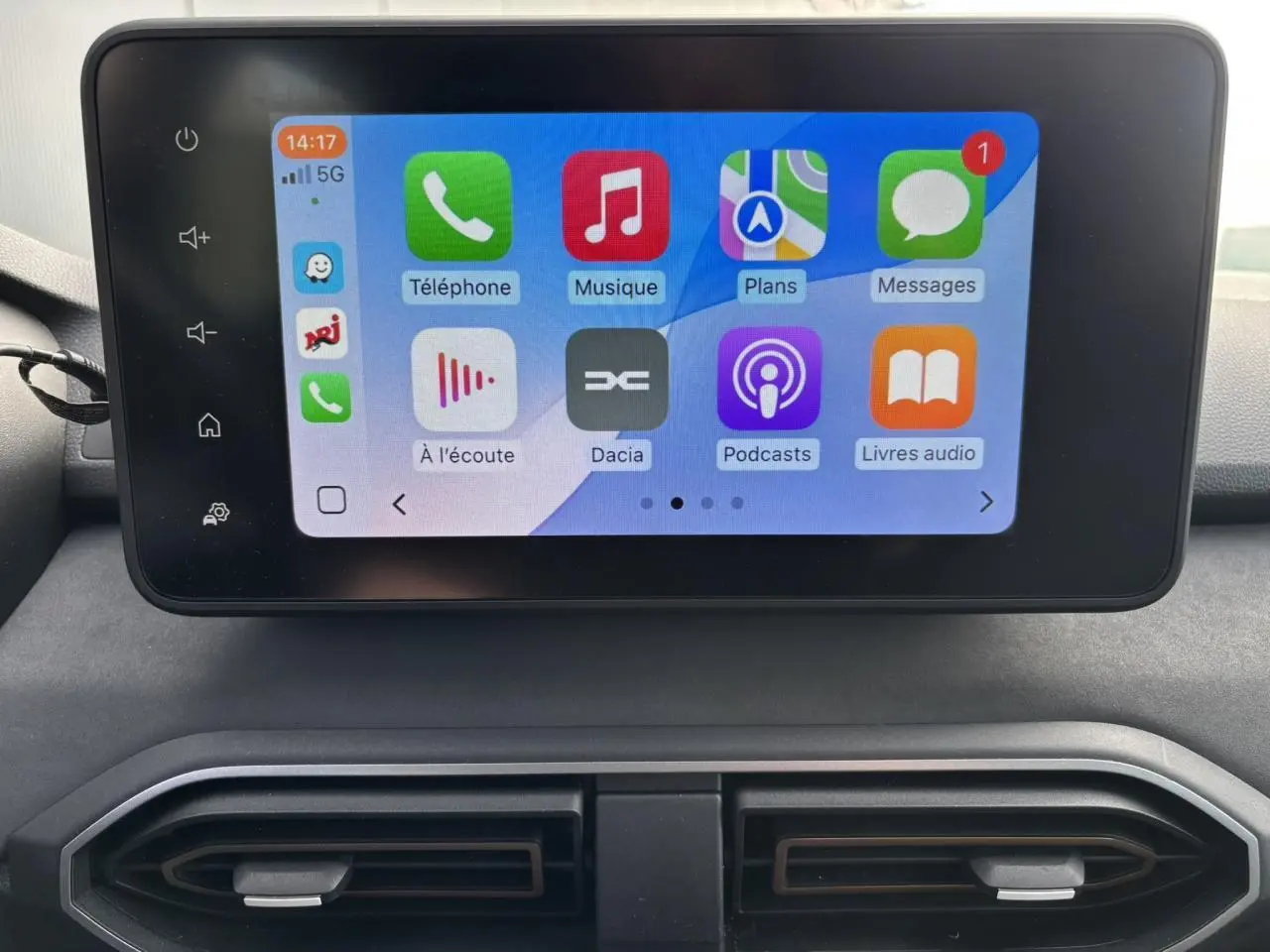 Écran tactile multimédia 8 pouces avec interface smartphone dans l'habitacle du Dacia Sandero Stepway Bleu Iron.