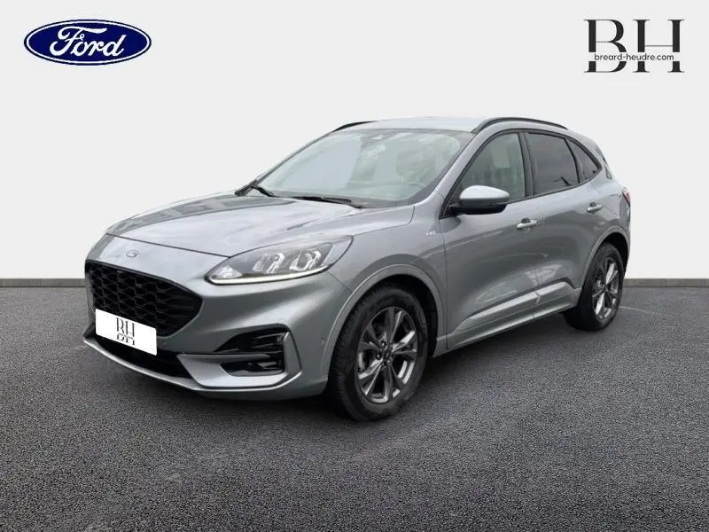 Ford Kuga gris Solar métallisé en vue 3/4 avant droit, avec calandre noire et jantes alliage foncé.