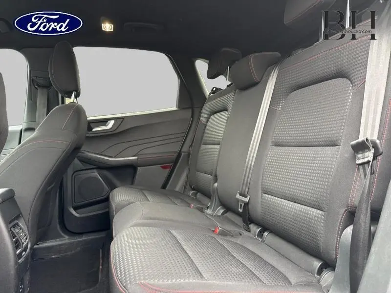 Vue intérieure côté droit des sièges arrière noirs avec surpiqûres rouges du Ford Kuga 2022 finition ST-Line Business.