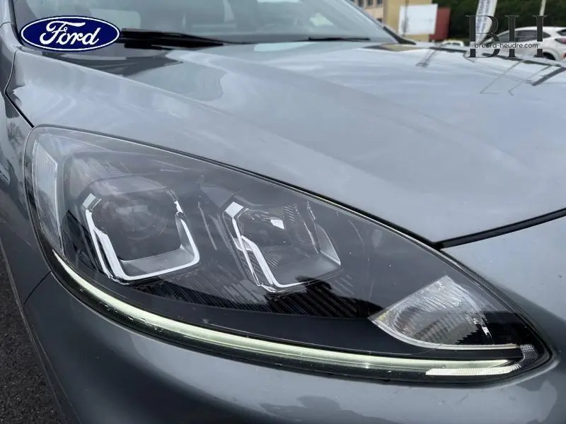 Gros plan sur le phare avant gauche du Ford Kuga 2022 gris Solar métallisé avec éclairage LED distinctif.