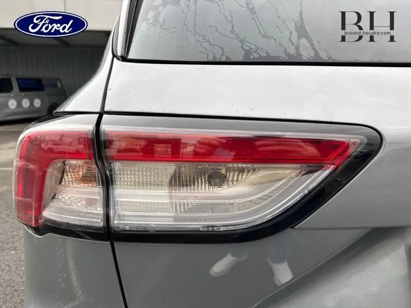 Gros plan sur le feu arrière droit du Ford Kuga gris Solar Métallisé, soulignant les détails lumineux et la carrosserie.