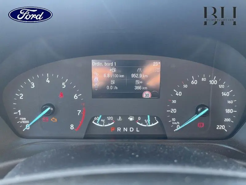 Tableau de bord de Ford Fiesta 2022, affichage numérique central et compteurs analogiques avec éclairage bleu pâle.