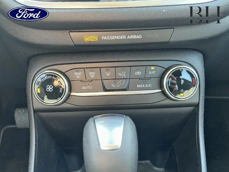 Vue rapprochée de la console de climatisation et levier de vitesse de la Ford Fiesta 2022, finition Titanium Business.
