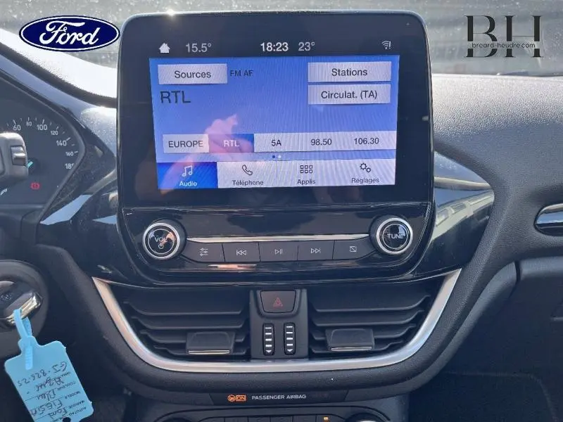 Vue rapprochée de l’écran tactile central de la Ford Fiesta Titanium Business 2022 avec commandes audio et climatisation.