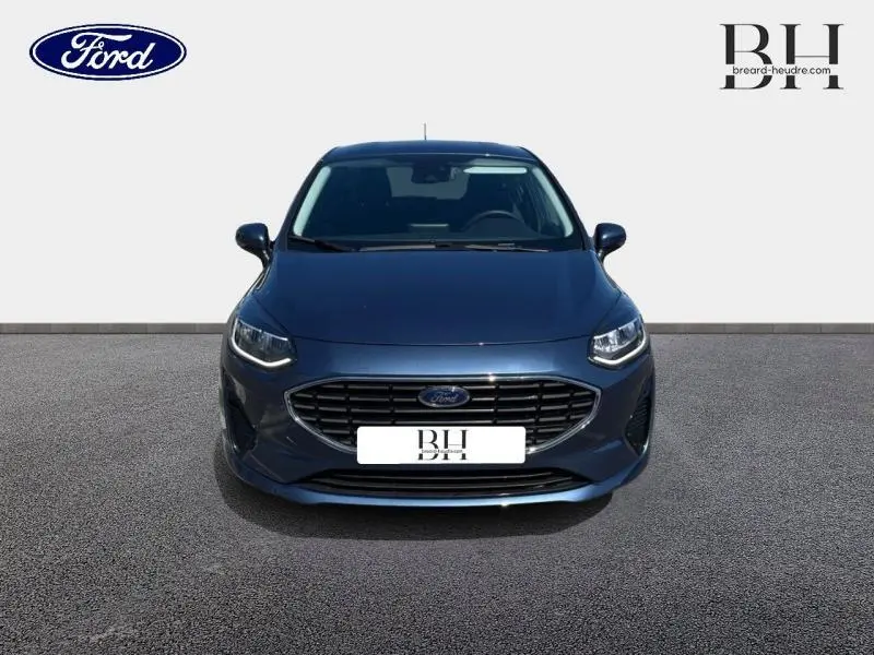 Vue avant d'une Ford Fiesta 2022 bleu azur métallisé avec calandre noire et phares LED intégrés.