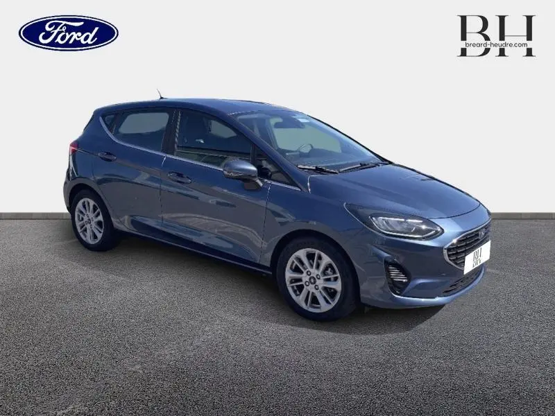 Ford Fiesta 1.0 EcoBoost Hybrid 2022 bleu azur métallisé vue 3/4 avant droit avec jantes alu et calandre chromée.