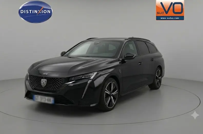 Peugeot 308 SW PHEV noir en 3/4 avant droit, avec jantes alliage 18 pouces et barres de toit visibles.