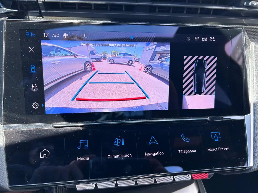 Écran tactile du cockpit numérique montrant la caméra de recul et l’aide au stationnement du Peugeot 308 SW noir.