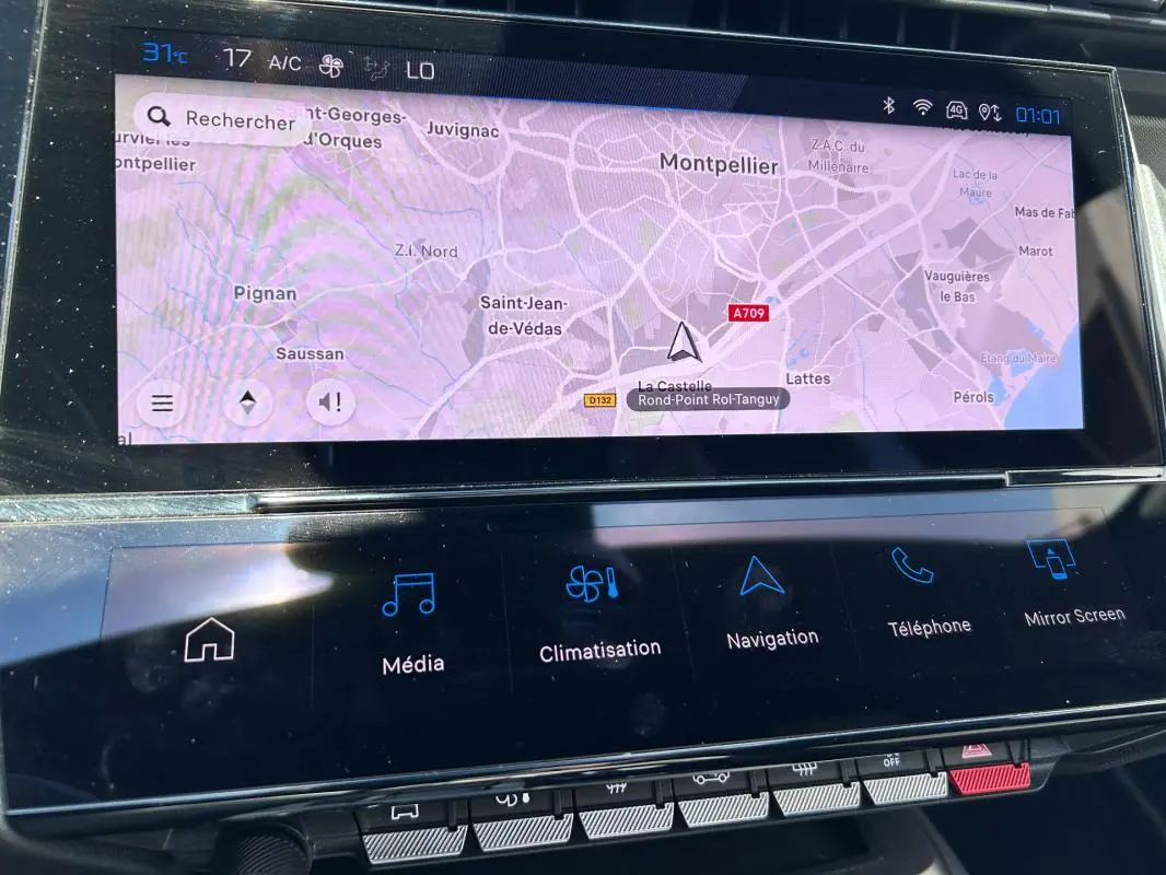 Vue rapprochée de l’écran tactile central avec navigation affichée dans une Peugeot 308 SW PHEV 225 e-EAT8 GT 2023.