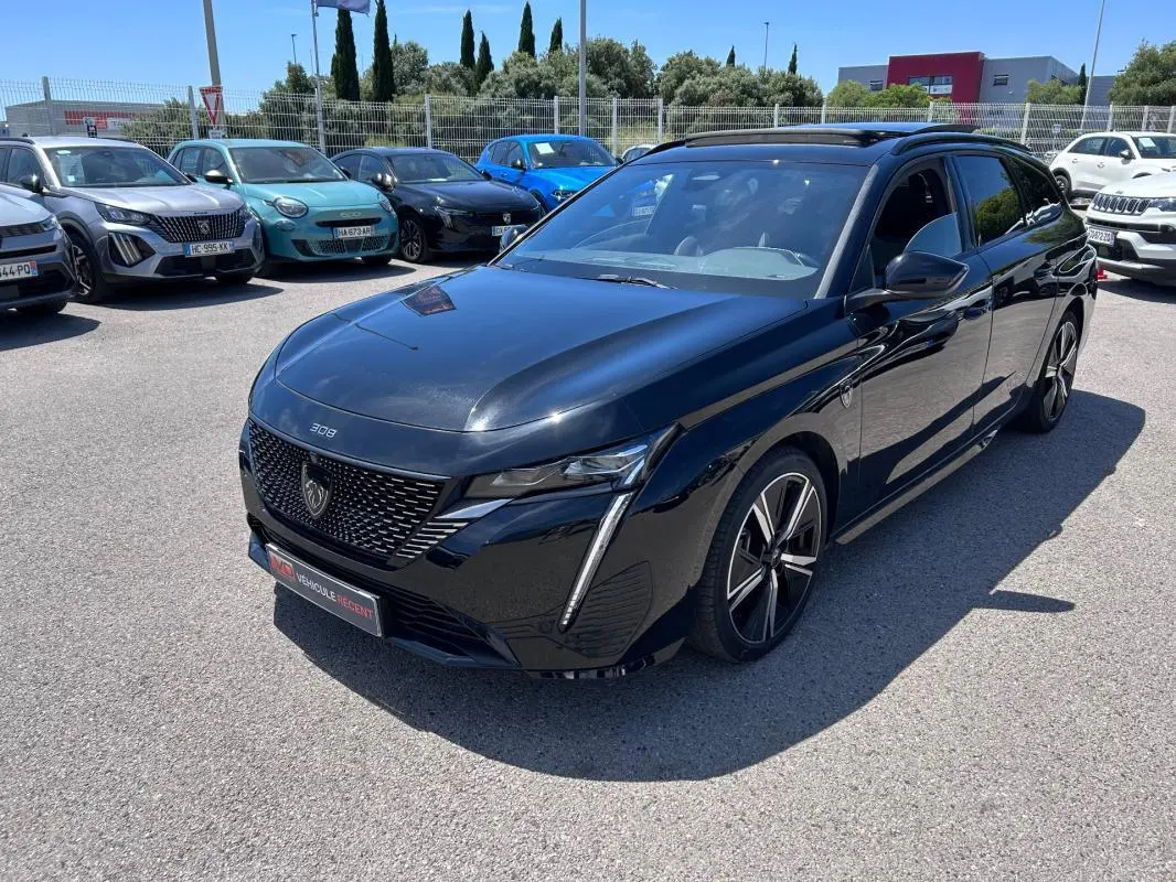 Peugeot 308 SW PHEV noir vue 3/4 avant droit avec jantes alliage 18 pouces et toit ouvrant électrique.