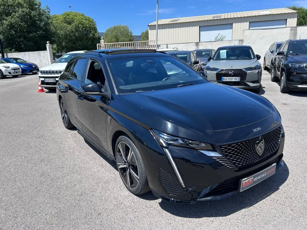 Peugeot 308 SW PHEV noir vue 3/4 avant avec jantes alliage 18 pouces et toit ouvrant électrique.