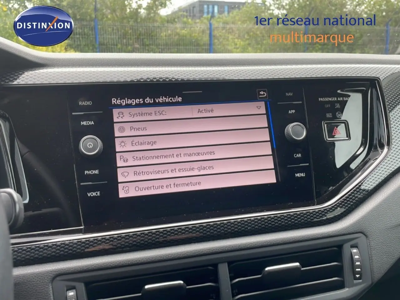 Écran tactile central du tableau de bord de la Volkswagen Polo 2022 affichant les réglages du véhicule.
