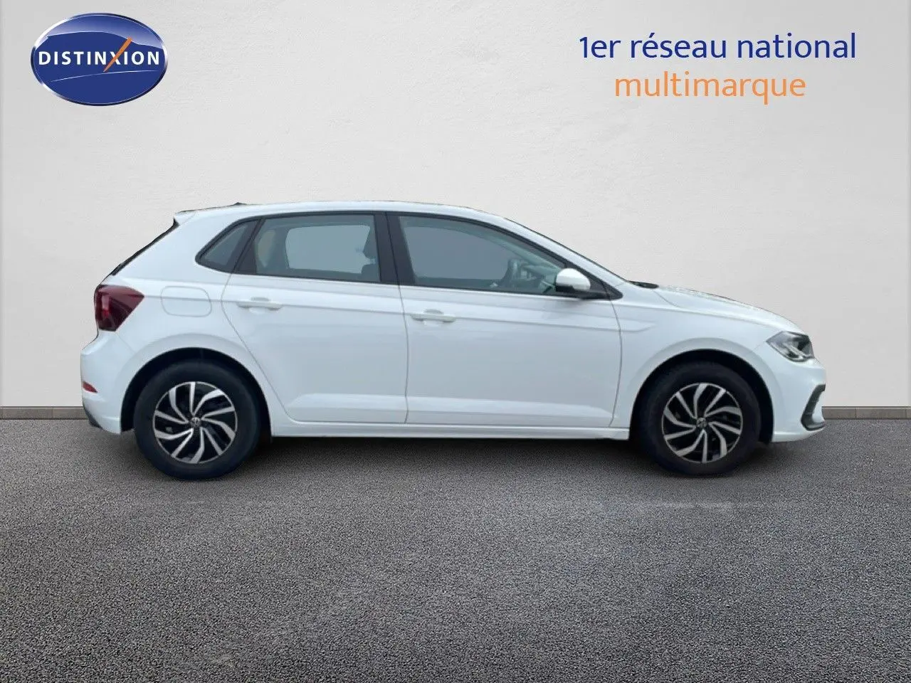 Profil droit d'une Volkswagen Polo blanche 2022, version Life Business, sur fond neutre avec jantes noires et argentées.
