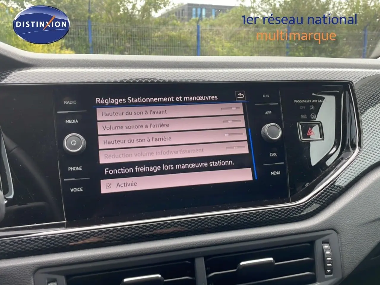 Tableau de bord de Volkswagen Polo blanc pur 2022, affichage central tactile avec réglages de stationnement visibles.