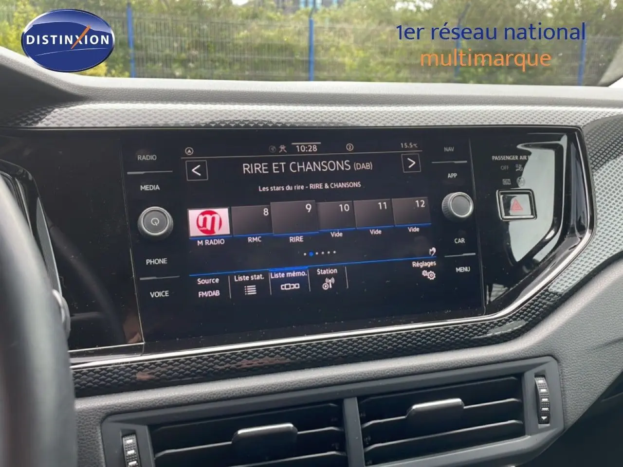 Vue intérieure centrée sur l'écran multimédia tactile de la Volkswagen Polo 2022, affichant la radio "Rire et Chansons".