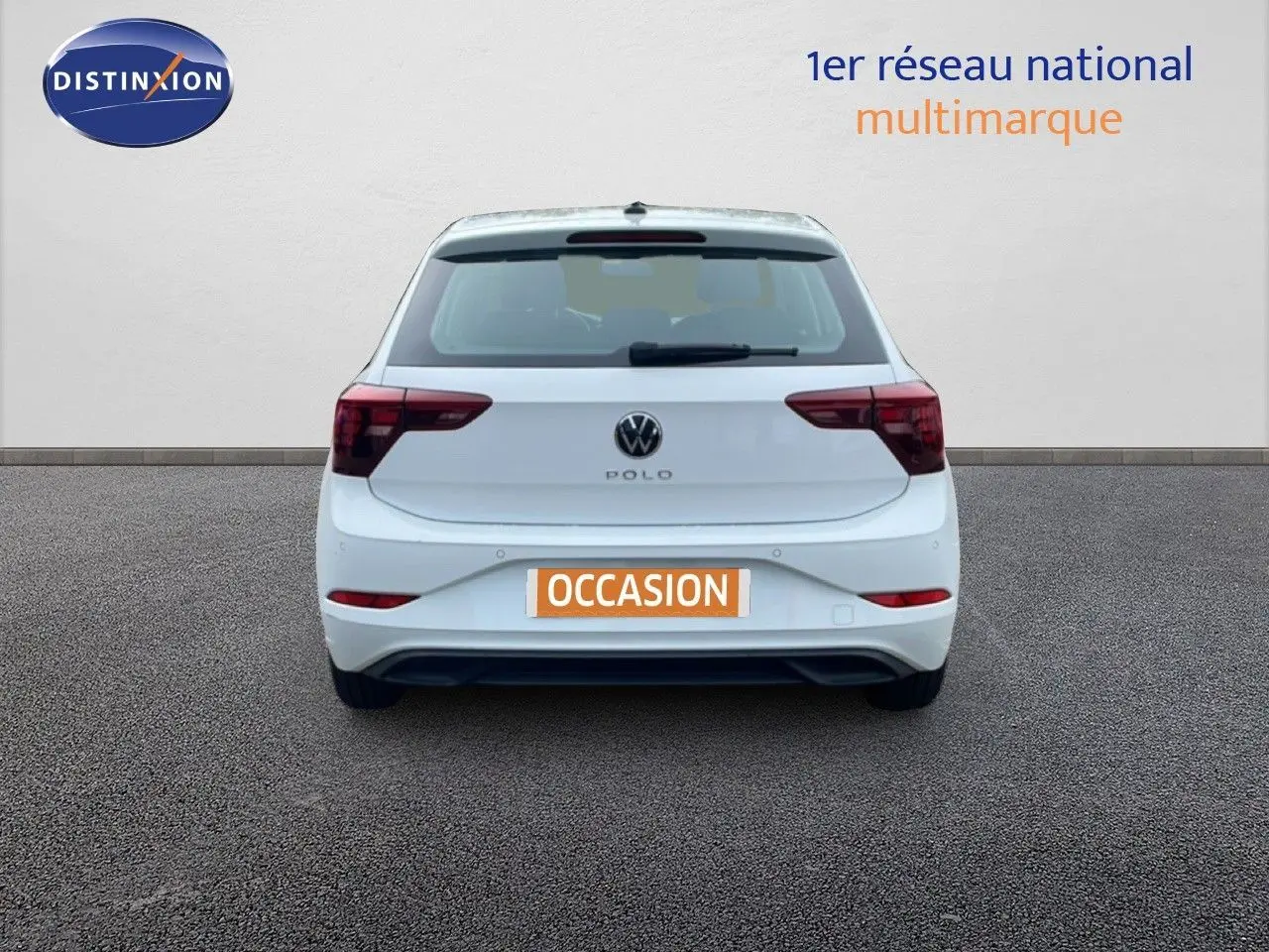 Vue arrière d'une Volkswagen Polo blanche Pure de 2022, avec feux arrière rouges et plaque "OCCASION" visible.