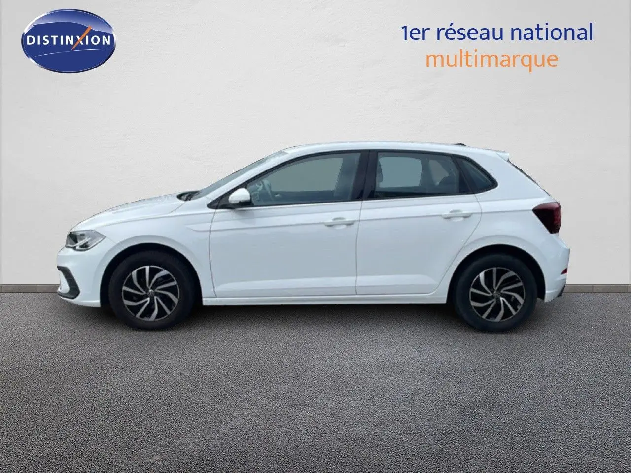Profil droit d'une Volkswagen Polo blanche 2022 avec jantes noires et détails modernes visibles sur fond neutre.